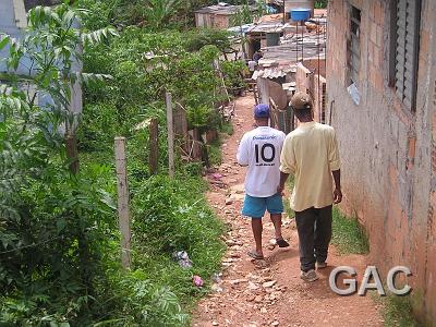 Dentro da Favela 002.jpg - Marcelo nimmt uns in die etwas übleren Ecken Papagaios mit.